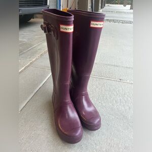Hunter Boots Beautiful Purple Rainboot Size 7W Pre-Loved in great condition